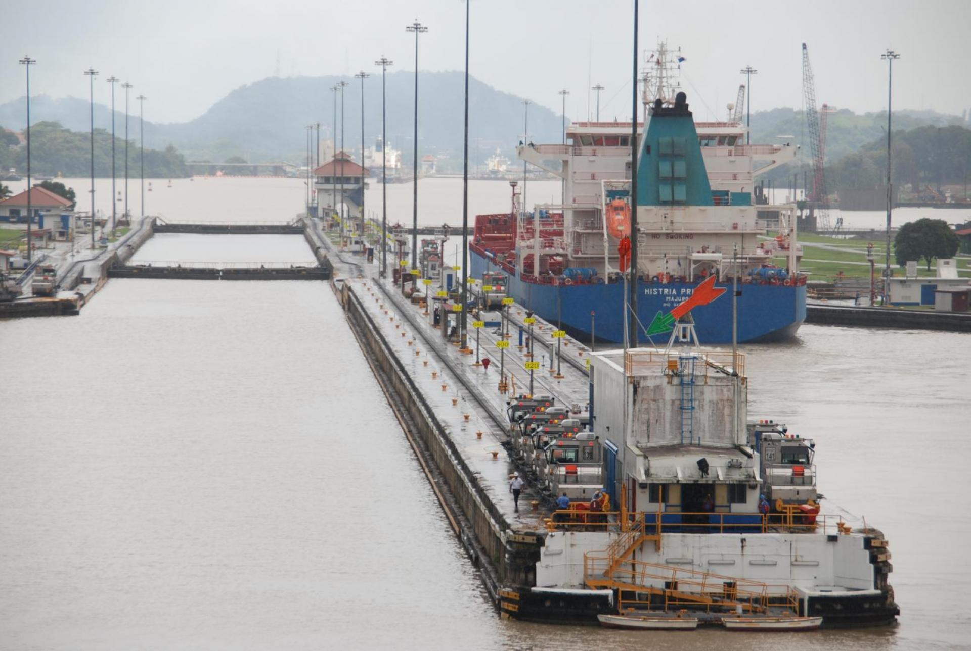 Scheepvaart-pijl-Panamakanaal-3.jpg