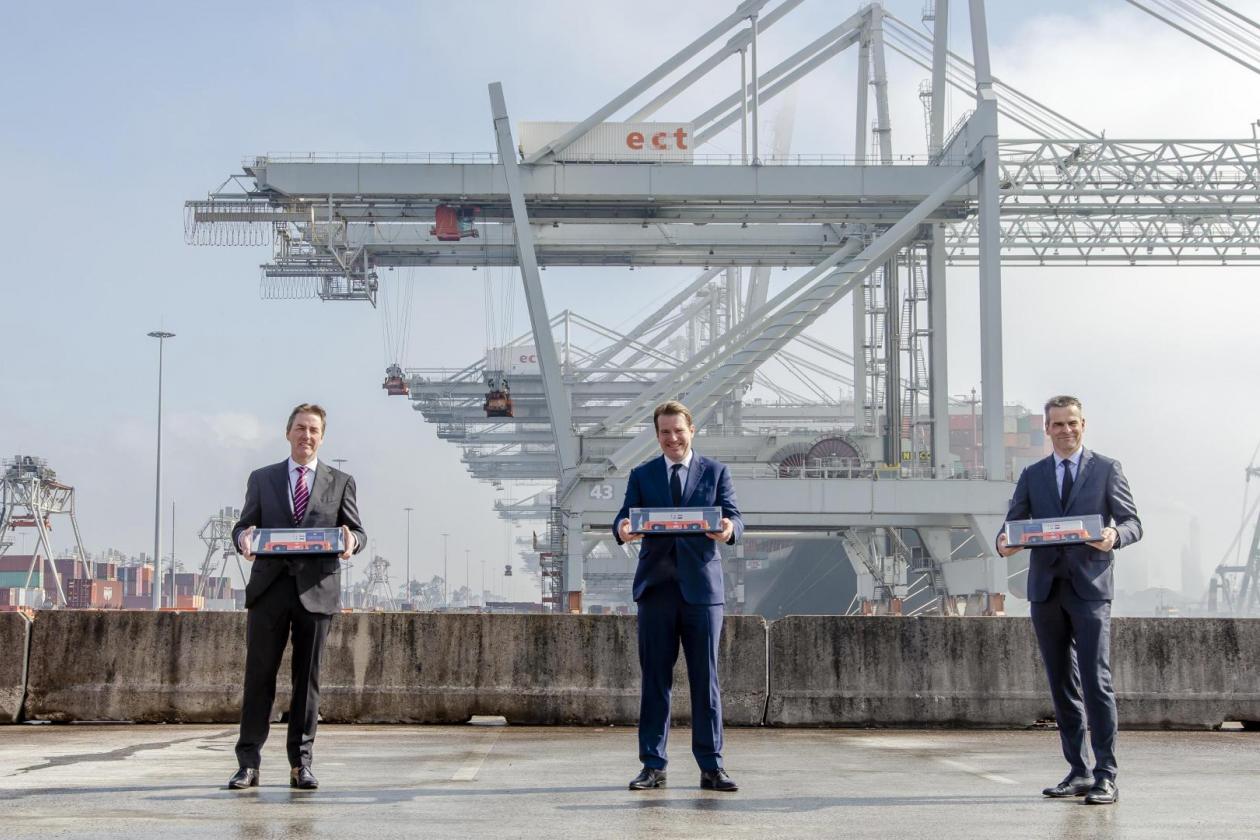 VDL krijgt order voor 77 automatisch geleide voertuigen voor Rotterdamse haven